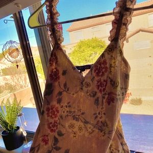 Scalloped strap, cinched bust floral tank top 💐❤️